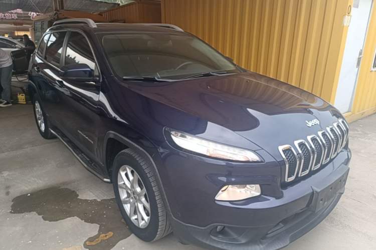 Used Jeep Cherokee 2017 2.0L Superior Edition Front Right 45 Deg