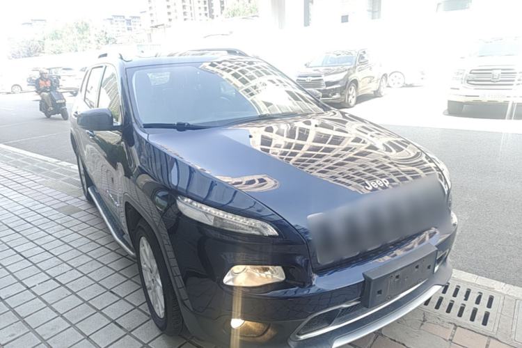 Used Jeep Cherokee 2017 2.0L Superior Edition Front Right 45 Deg