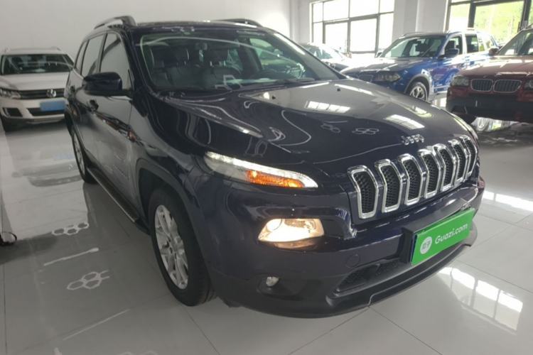 Used Jeep Cherokee 2017 2.0L Superior Edition Front Right 45 Deg