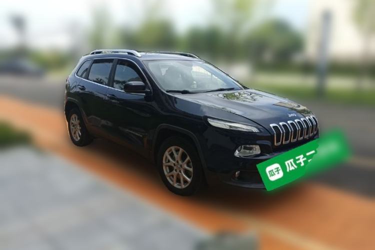Used Jeep Cherokee 2017 2.0L Superior Edition Front Right 45 Deg