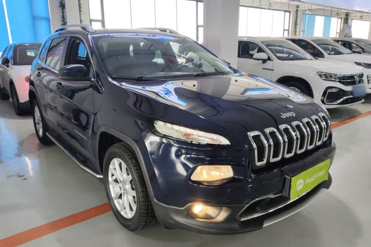 Used Jeep Cherokee 2017 2.0L Superior Edition Front Right 45 Deg