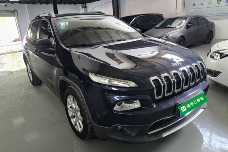 Used Jeep Cherokee 2017 2.0L Superior Edition Front Right 45 Deg