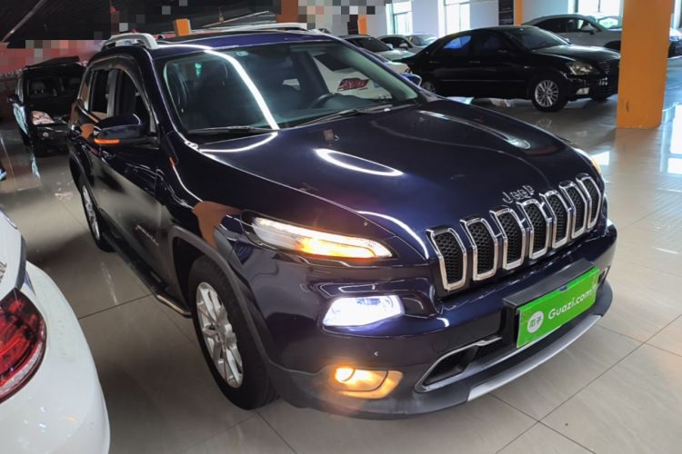 Used Jeep Cherokee 2017 2.0L Superior Edition Front Right 45 Deg