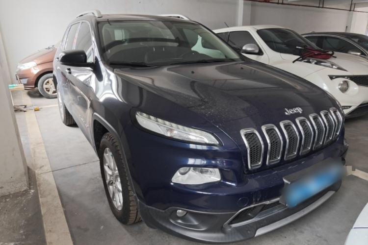 Used Jeep Cherokee 2017 2.0L Superior Edition Front Right 45 Deg