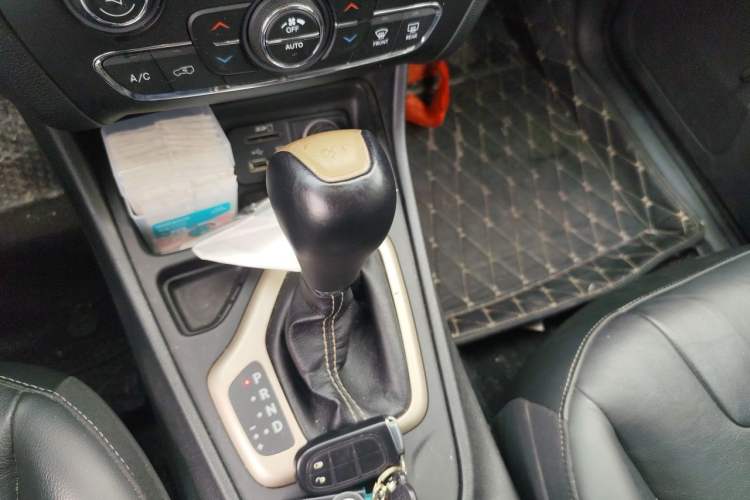 Used Jeep Cherokee 2017 2.4L Leading Edition Gear Lever