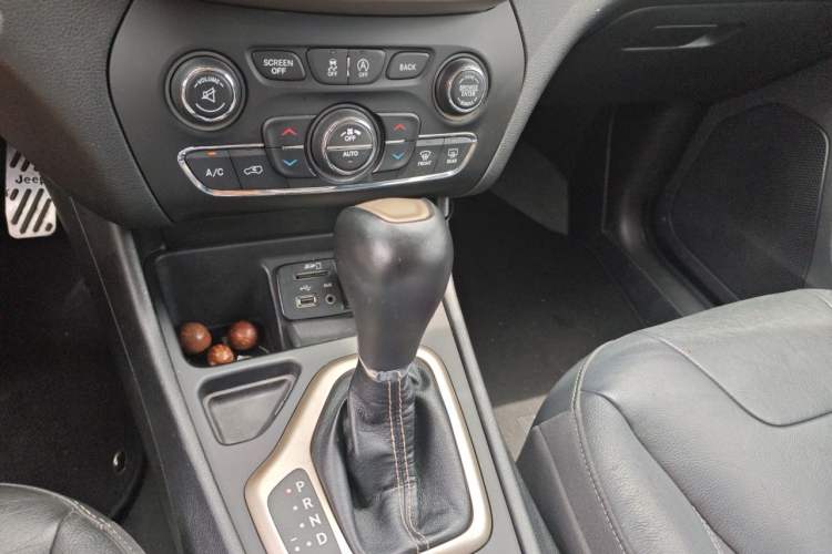 Used Jeep Cherokee 2017 2.4L Leading Smart Edition Gear Lever