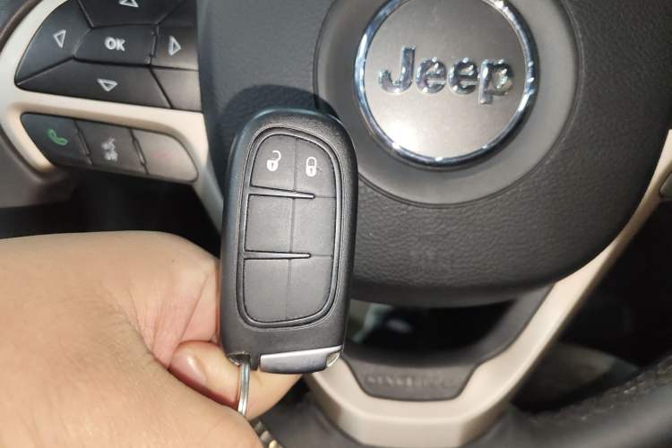 Used Jeep Cherokee 2017 2.0L Superior Edition Interior 1