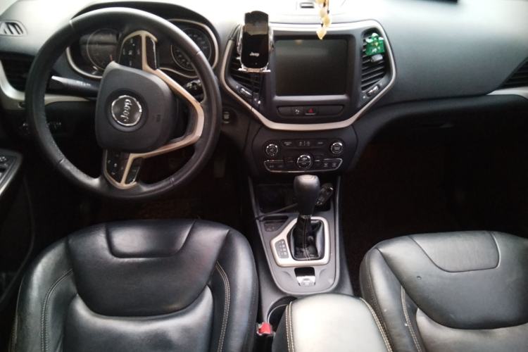 Used Jeep Cherokee 2017 2.0L Superior Edition Interior 2