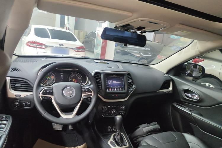 Used Jeep Cherokee 2017 2.0L Superior Edition Interior 2