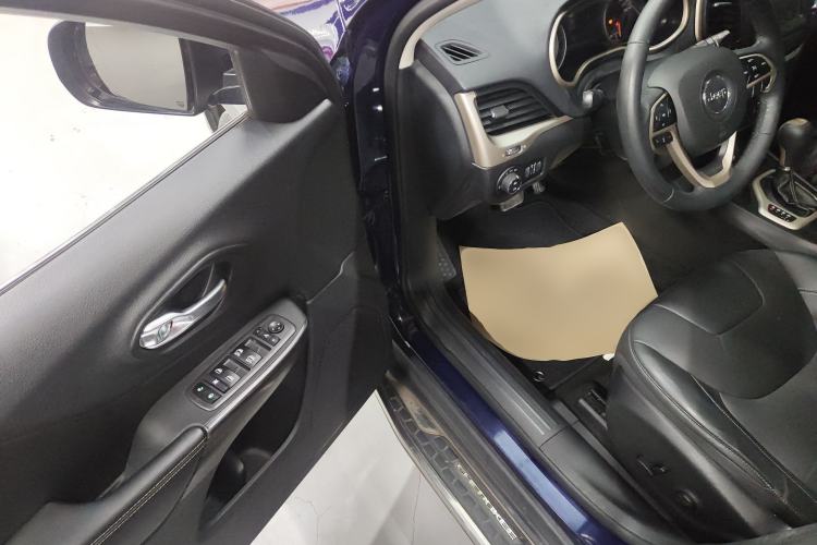 Used Jeep Cherokee 2017 2.0L Superior Edition Interior 3