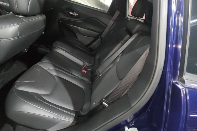 Used Jeep Cherokee 2017 2.0L Superior Edition Interior 4