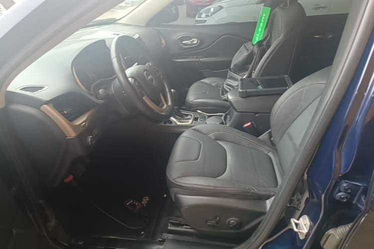 Used Jeep Cherokee 2017 2.0L Superior Edition Left Front Seat