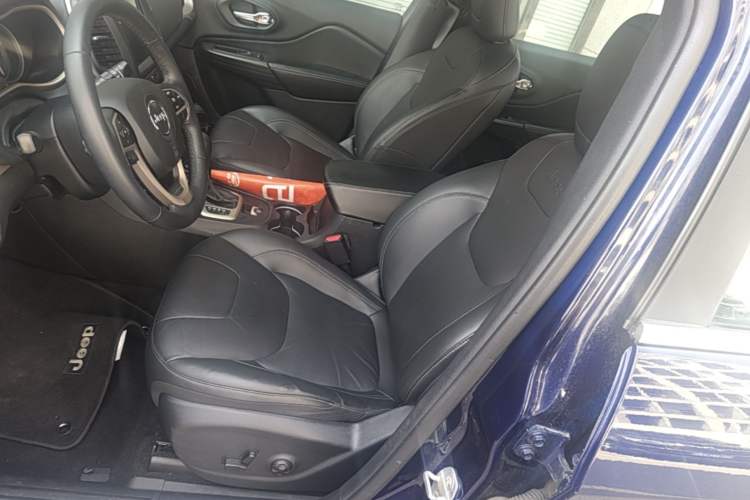 Used Jeep Cherokee 2017 2.0L Superior Edition Left Front Seat