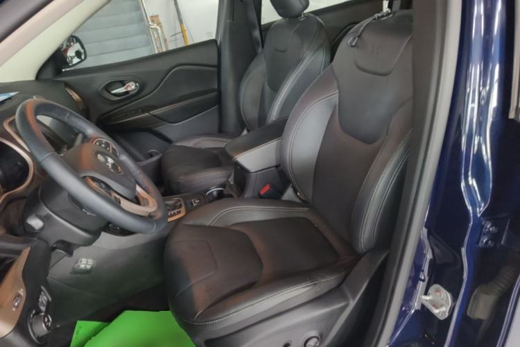 Used Jeep Cherokee 2017 2.0L Superior Edition Left Front Seat