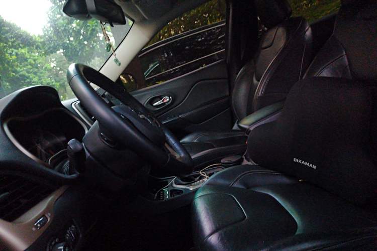 Used Jeep Cherokee 2017 2.0L Superior Edition Left Front Seat