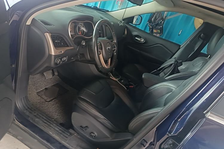 Used Jeep Cherokee 2017 2.0L Superior Edition Left Front Seat