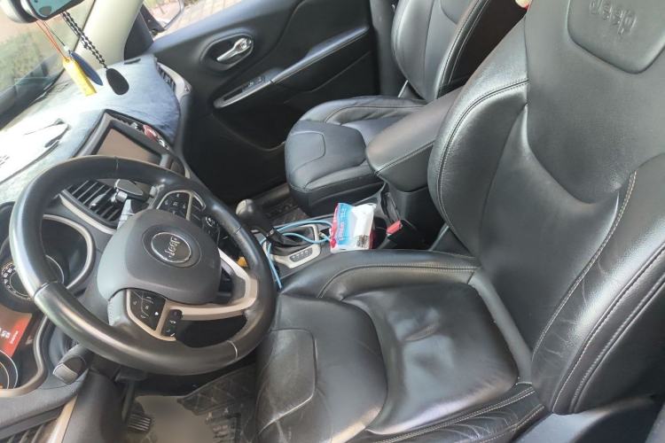 Used Jeep Cherokee 2017 2.0L Superior Edition Left Front Seat
