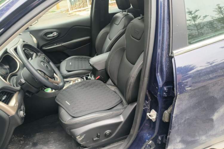 Used Jeep Cherokee 2017 2.0L Superior Edition Left Front Seat