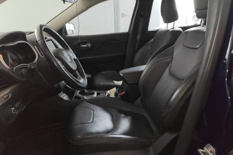 Used Jeep Cherokee 2017 2.0L Superior Edition Left Front Seat