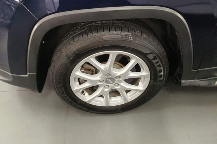 Used Jeep Cherokee 2017 2.0L Superior Edition Left Front Wheel Hub