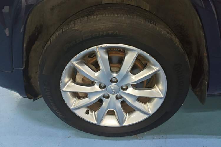 Used Jeep Cherokee 2017 2.4L Professional Smart Edition Left Front Wheel Hub