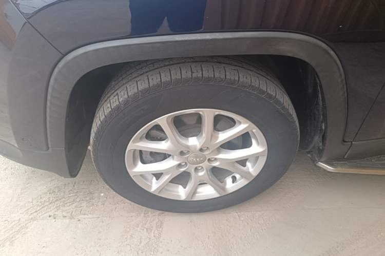 Used Jeep Cherokee 2017 2.0L Superior Edition Left Front Wheel Hub