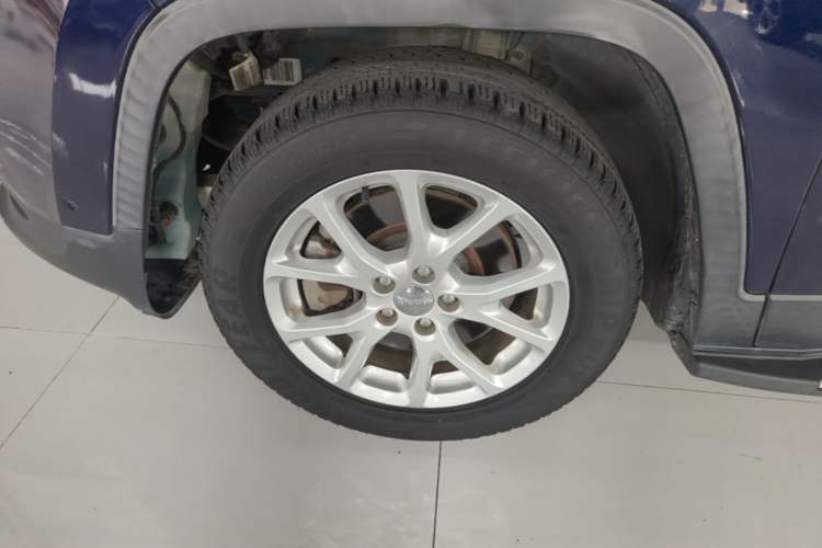 Used Jeep Cherokee 2017 2.0L Superior Edition Left Front Wheel Hub