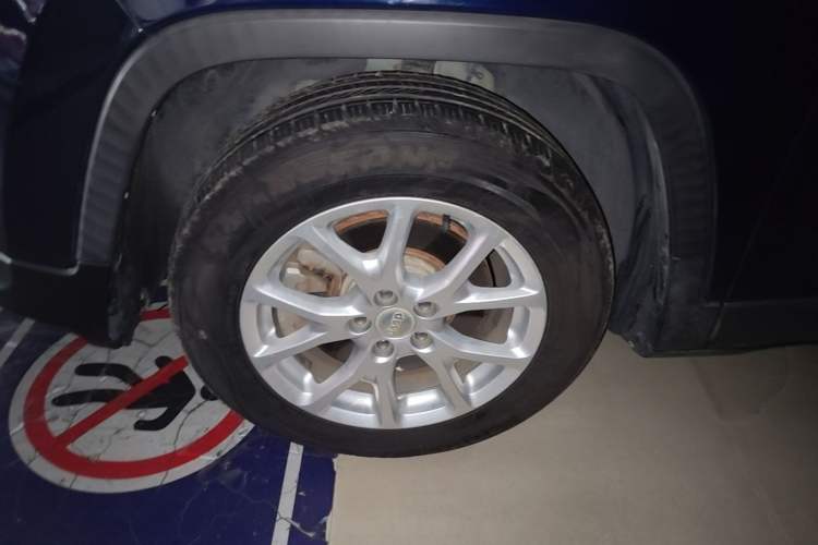 Used Jeep Cherokee 2017 2.4L Leading Smart Edition Left Front Wheel Hub