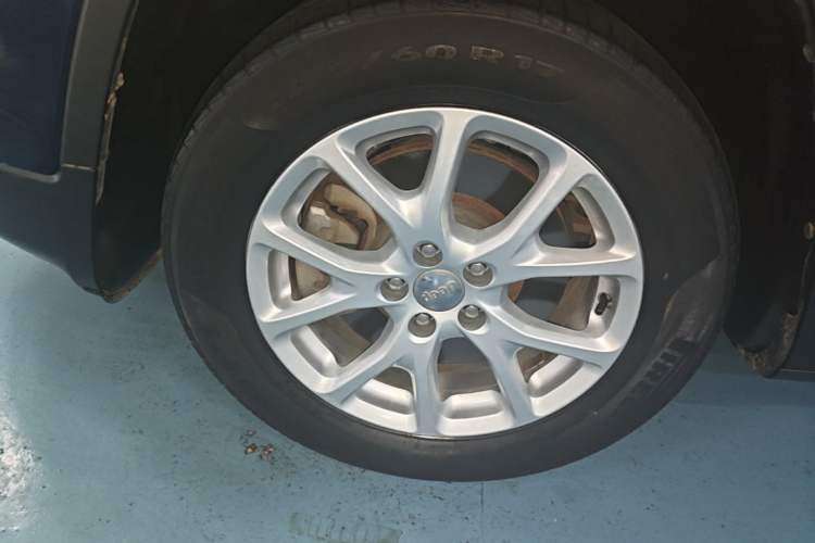 Used Jeep Cherokee 2017 2.4L Leading Smart Edition Left Front Wheel Hub