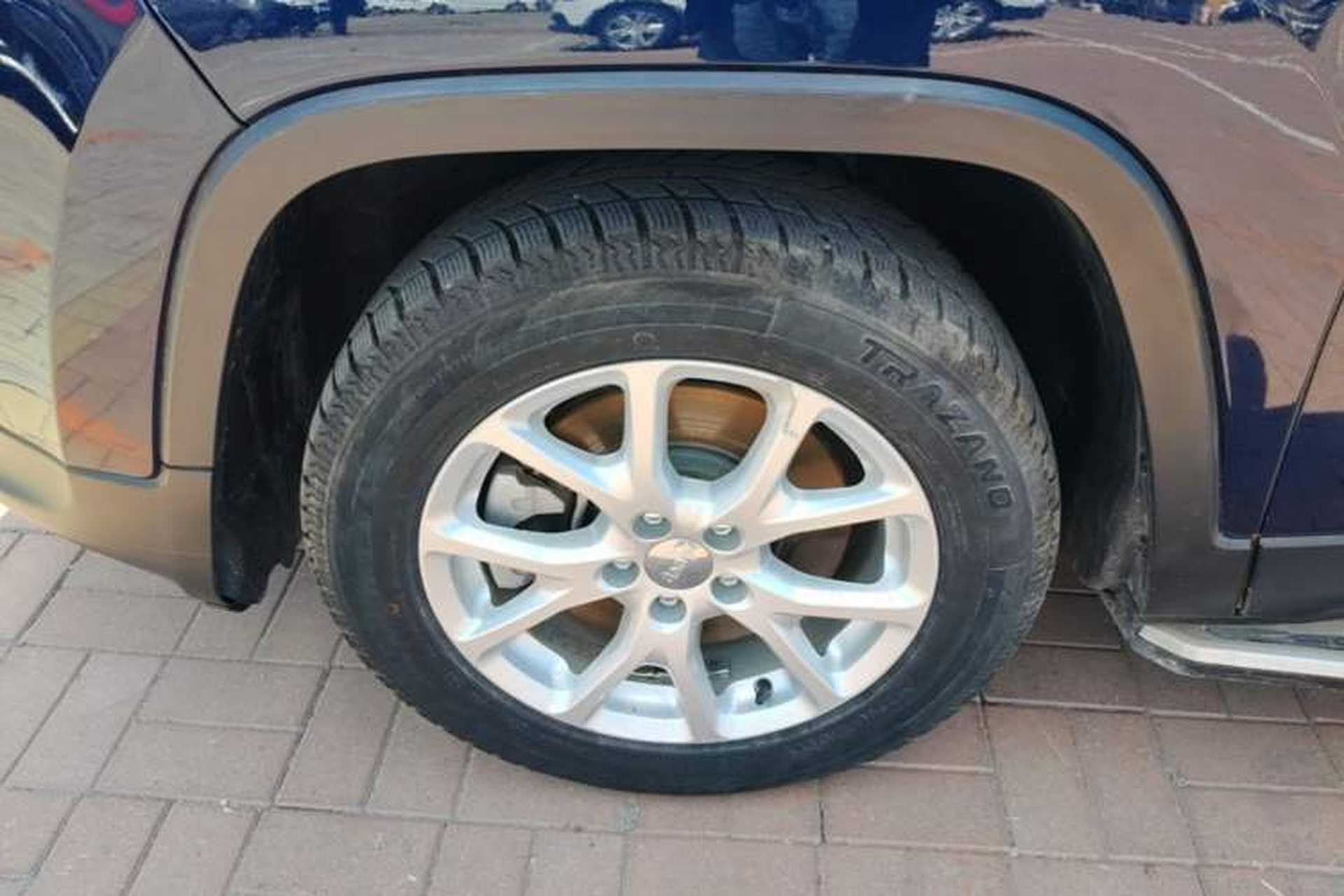 Used Jeep Cherokee 2017 2.0L Superior Edition Left Front Wheel Hub