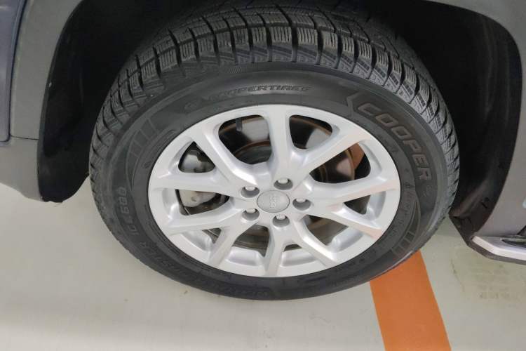 Used Jeep Cherokee 2017 2.0L Superior Edition Left Front Wheel Hub