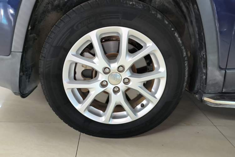 Used Jeep Cherokee 2017 2.0L Superior Edition Left Front Wheel Hub