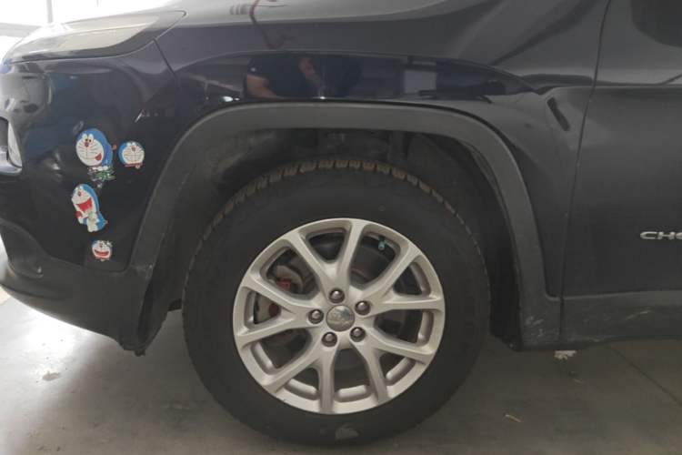 Used Jeep Cherokee 2017 2.0L Superior Edition Left Front Wheel Hub