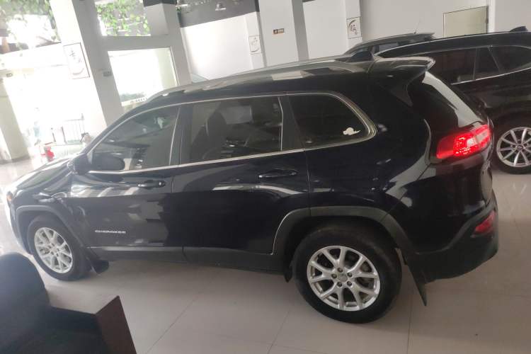 Used Jeep Cherokee 2017 2.0L Superior Edition Left Side