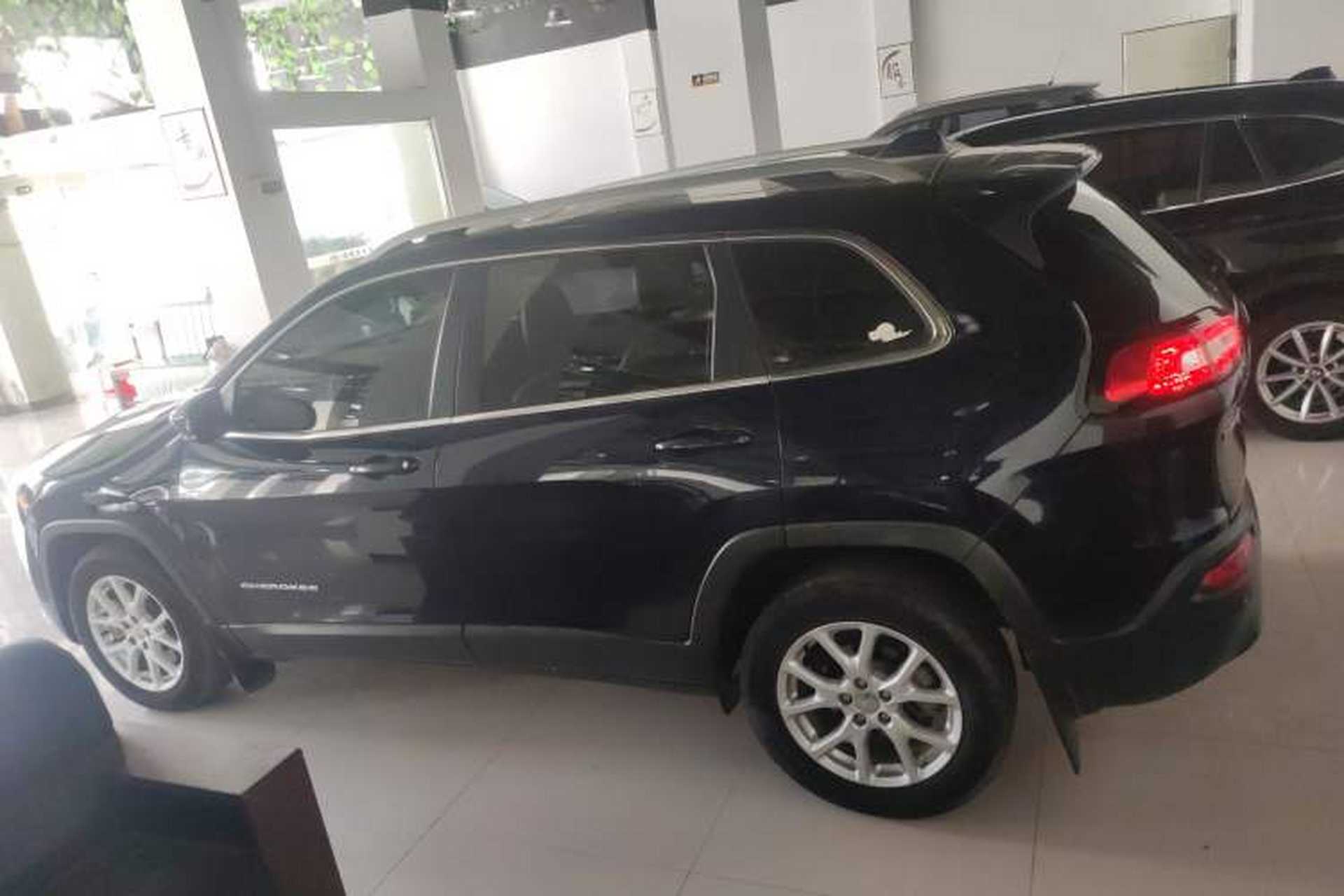Used Jeep Cherokee 2017 2.0L Superior Edition Left Side