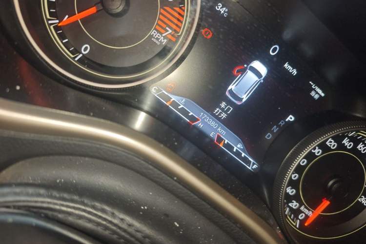 Used Jeep Cherokee 2017 2.0L Superior Edition Odometer Close Up