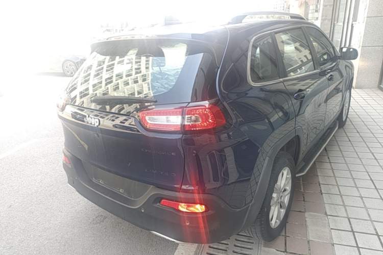 Used Jeep Cherokee 2017 2.0L Superior Edition Rear Right 45 Deg