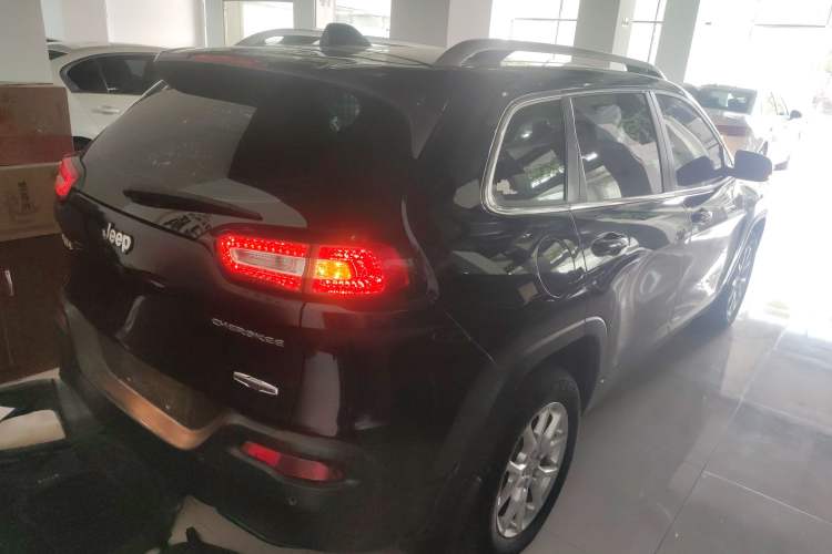 Used Jeep Cherokee 2017 2.0L Superior Edition Rear Right 45 Deg