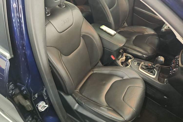 Used Jeep Cherokee 2017 2.0L Superior Edition Right Front Seat