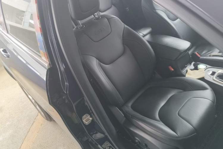 Used Jeep Cherokee 2017 2.0L Superior Edition Right Front Seat