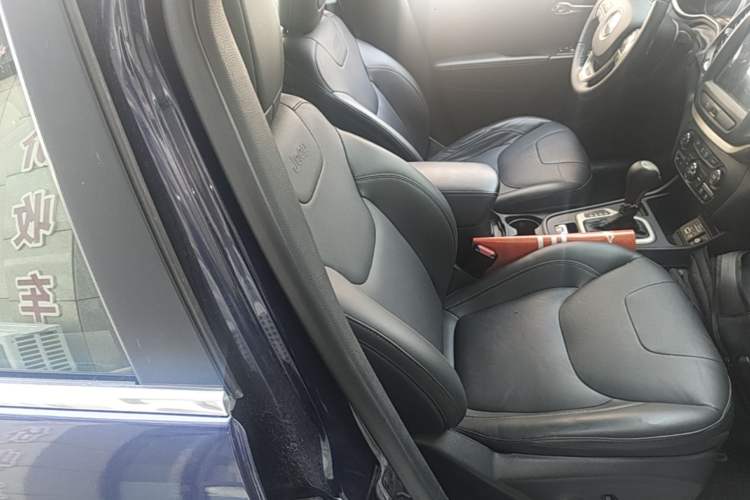 Used Jeep Cherokee 2017 2.0L Superior Edition Right Front Seat