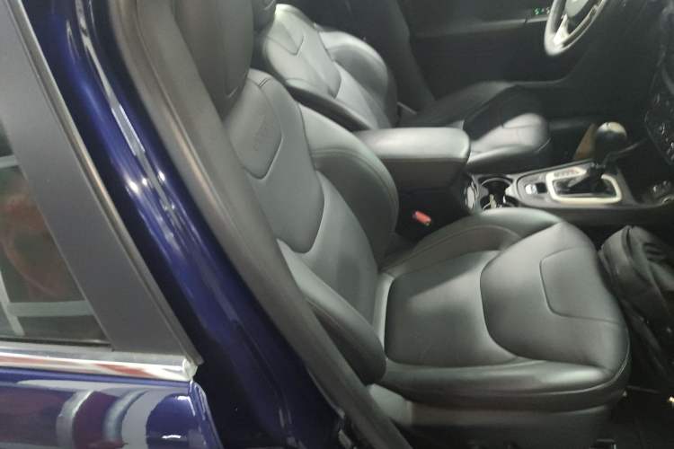 Used Jeep Cherokee 2017 2.0L Superior Edition Right Front Seat