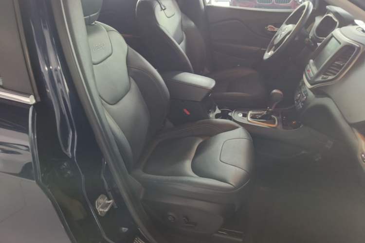 Used Jeep Cherokee 2017 2.0L Superior Edition Right Front Seat