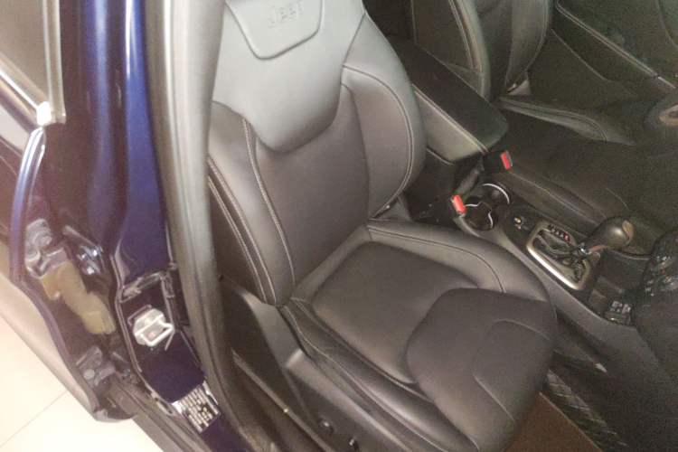 Used Jeep Cherokee 2017 2.0L Superior Edition Right Front Seat