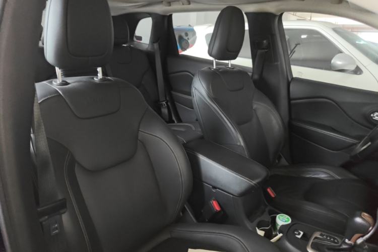 Used Jeep Cherokee 2017 2.0L Superior Edition Right Front Seat