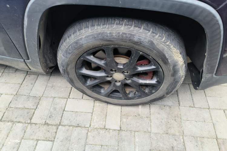 Used Jeep Cherokee 2017 2.0L Superior Edition Right Front Wheel Hub