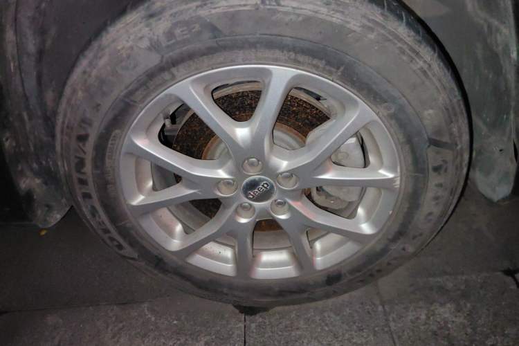 Used Jeep Cherokee 2017 2.0L Superior Edition Right Front Wheel Hub