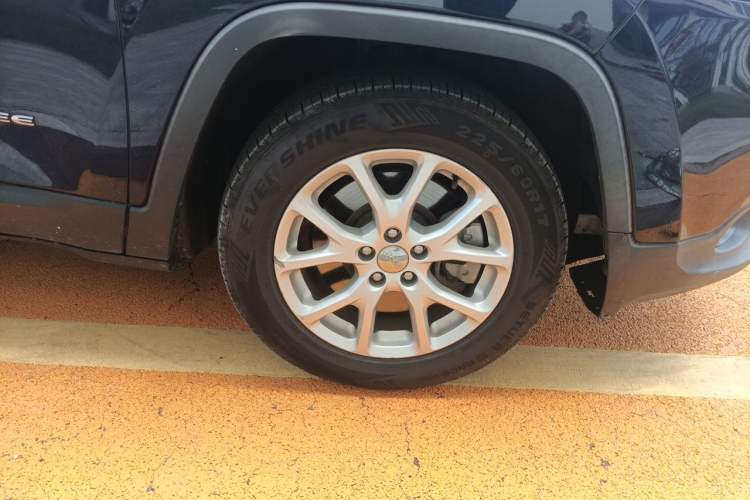 Used Jeep Cherokee 2017 2.0L Superior Edition Right Front Wheel Hub
