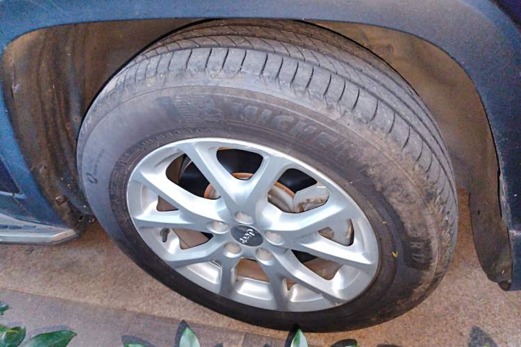Used Jeep Cherokee 2017 2.0L Superior Edition Right Front Wheel Hub