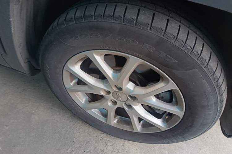 Used Jeep Cherokee 2017 2.0L Superior Edition Right Front Wheel Hub